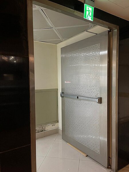 為避免煙囪效應,建物安全梯間防火門應保持關閉。示意圖/好房網News記者王惠琳攝影