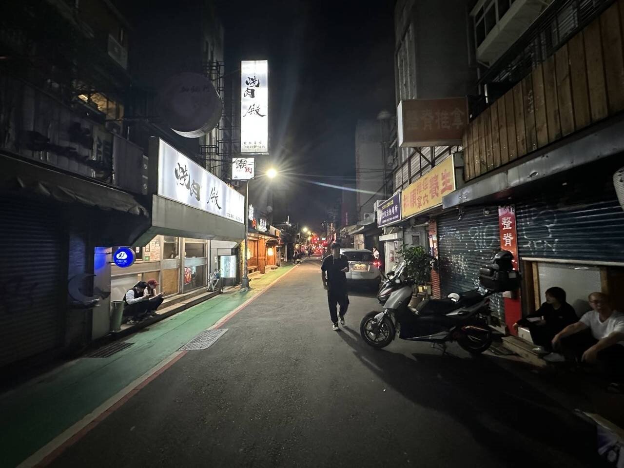 台北東區18日晚間突然發生停電，台電指出，人員緊急搶修中，受影響停電數722戶，初判自動化開關分歧斷路器跳脫。 記者邱書昱／攝影