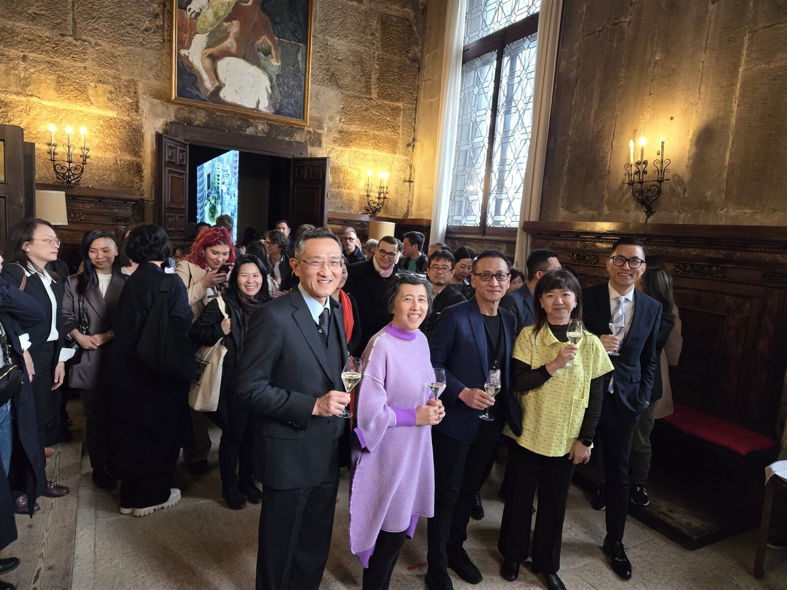 第60 屆威尼斯國際美術雙年展台灣館「袁廣鳴:日常戰爭」舉行開幕儀式。北美館館長王俊傑(右起)、文化部次長李靜慧、藝術家袁廣鳴、策展人陳暢、駐義大利代表處大使蔡允中。記者陳宛茜/攝影