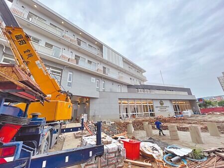 桃園市水務局2022年核准桃園警分局小檜溪派出所設置汙水管線,不過年初開挖時,發現管線太複雜,為此多花400萬元設置化糞池,原本6月啟用也要延到7、8月。(賴佑維攝)