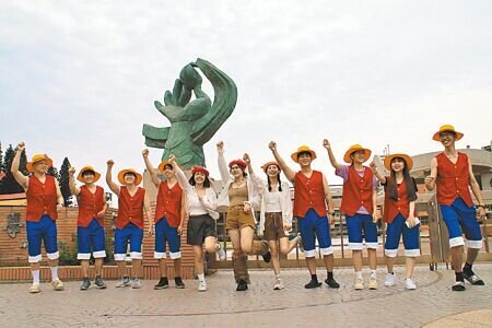 澎湖迎下月花火節開幕,18日傍晚在馬公中正路找來COSER扮航海王主題快閃又試放花火,還有遊客搶合影。(許逸民攝)