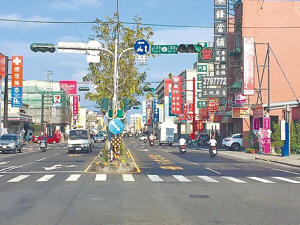 台南市橫跨台南市仁德區、歸仁區、關廟區的182線中山路,4月27日起試辦不強制機車左轉。圖/台南市交通局提供