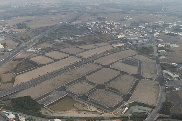 嘉義高鐵大道旁貨轉中心近30公頃,跨嘉市與太保市,都市計畫長達45年,2019年重劃2022年完成公共設施,縣市府分別標售抵費地。圖/嘉縣府提供
