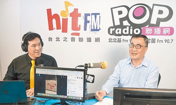 台北市副市長李四川（右）18日接受廣播專訪，主持人黃暐瀚（左）提出，危老建築都市更新若遇到釘子戶不願配合，甚至提告該怎麼辦？李直言「那就讓他告」。圖／《Pop 撞新聞》提供