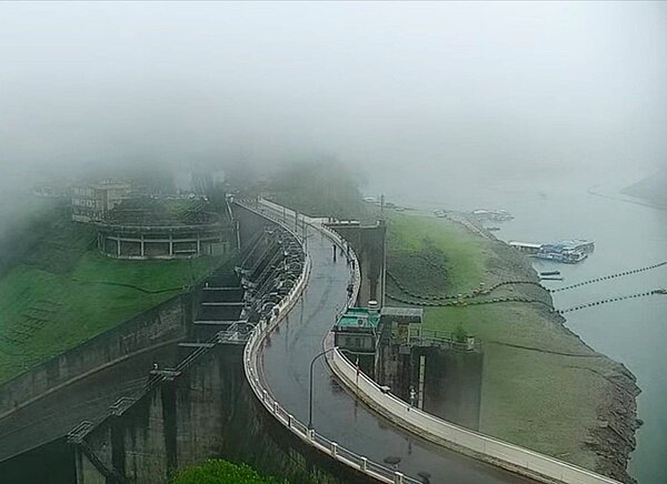 桃園18日早下大雨,但石門水庫蓄水率仍維持約24%,幫助不大。圖/取自「桃園景點即時影像」