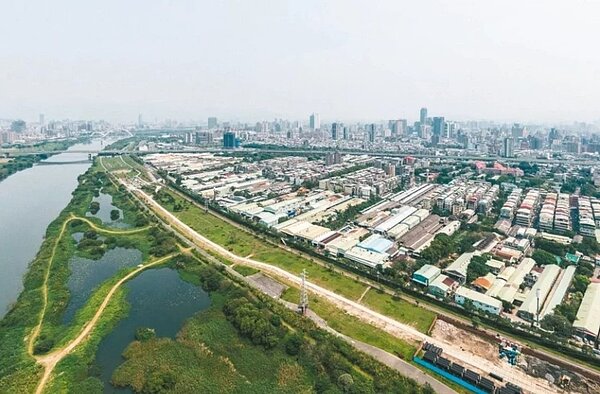 板橋浮洲都計目前在內政部審議,經發局前天舉辦未登記工廠專案說明會,圖為浮洲現況空拍圖。圖/新北市城鄉局提供