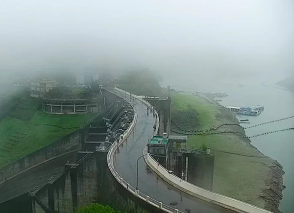 桃園18早下大雨,但石門水庫蓄水率仍維持約24%,幫助不大。圖/取自「桃園景點即時影像」
