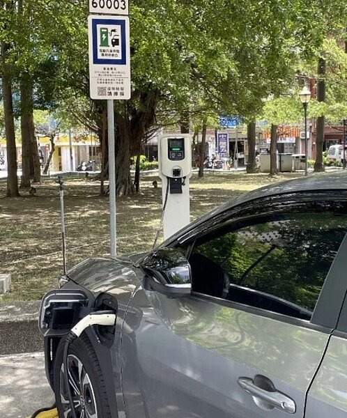 台中市電動車總數約8300輛,目前全市公有充電車格406格。圖/台中市交通局提供