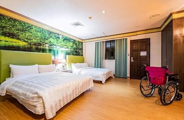 高雄市旅宿客間數若逾16間，依規定要設無障礙住房，廁所、緊急出入口及停車場等設施都有規範。圖／高市觀光局提供
