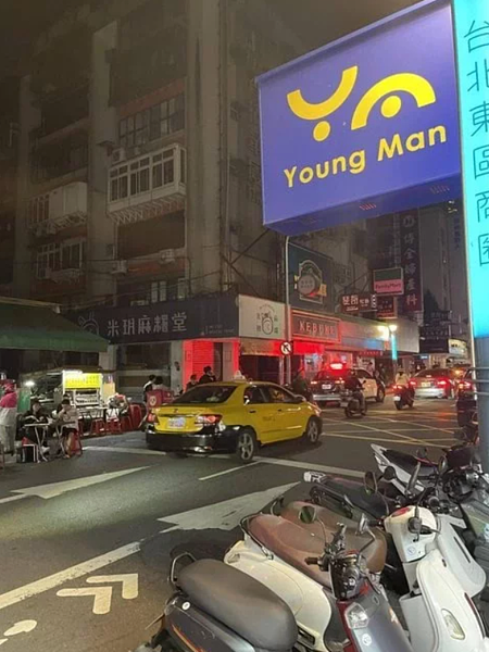 18日晚間台北市東區傳跳電，恰逢用餐時段，街區陷入一片漆黑。圖／取自PTT