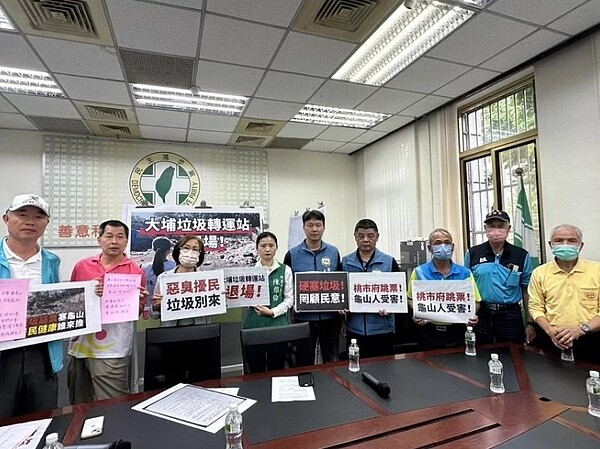 桃園市欣榮焚化廠本周起雙爐停爐整修,龜山區里民昨天控訴大埔轉運站垃圾堆置量暴增,臭味不堪其擾,要求轉運站盡快退場。圖/桃園市議會民進黨團提供