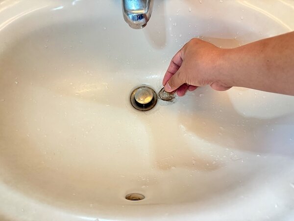 浴室中殘留的頭髮或肥皂等，需要定時或定期清理出來。圖／新北市政府提供