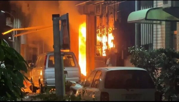 高雄市三民區褒忠街凌晨傳出民宅瓦斯爆炸意外，造成1死7傷。圖／讀者提供