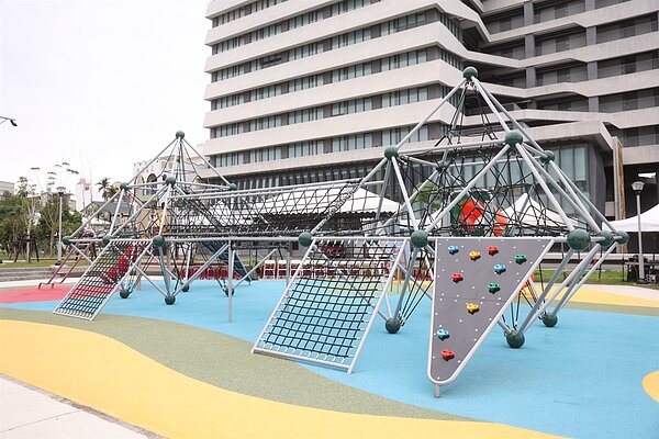 台東市南京路園道遊戲場舉行啟用典禮,希望提供更多親子休憩的空間,讓孩童快樂成長。圖/台東縣政府提供