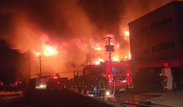 新北市淡水區小中寮一棟泡棉工廠18日晚起火，燒毀2700坪廠房。記者曾伯愷／翻攝
