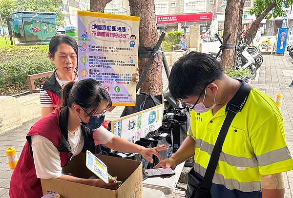 新北市地所人員前往各地加強宣導「地籍異動即時通」服務。圖／新北市地政局提供