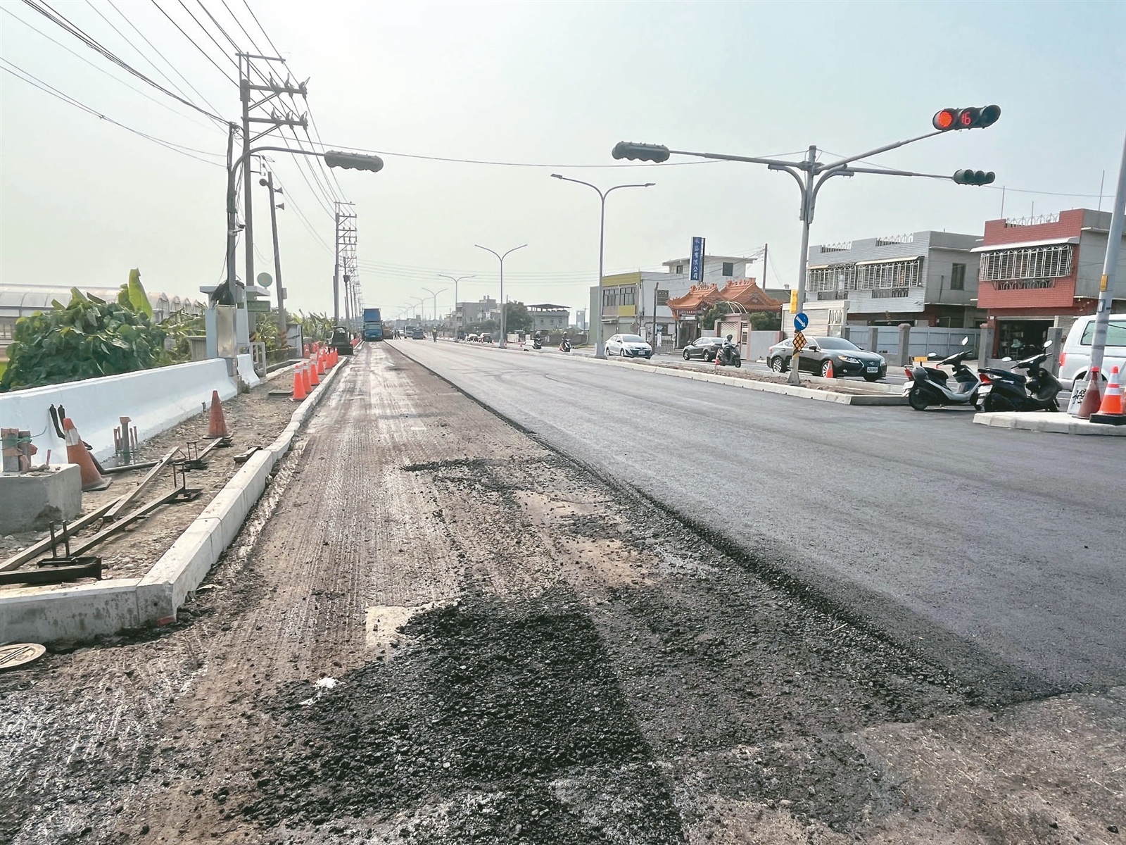 嘉義縣道164線被譏為最爛馬路，斥資1.8億元改善路面並重新規畫，預期今年底完工通車。記者黃于凡／攝影 
