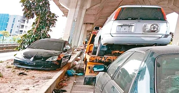 高雄仁武區國道10號下方停車格被廢棄車輛占據。圖／高市議員江瑞鴻提供
