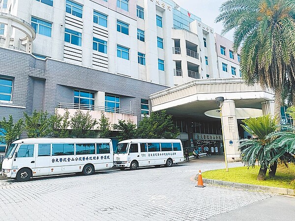 新北市人口眾多,但醫療資源不均,圖為2010年成立的台大醫院金山分院,提供北海岸地區的急症及重症照護。(新北市議員白珮茹辦公室提供/張鎧乙新北傳真)