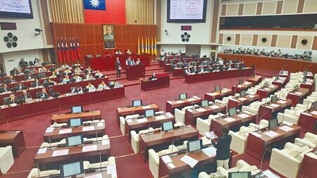 民進黨市議員林延鳳19日質詢指出，台北捷運公司轄下的「兒童新樂園」美食街不僅食物品質不佳，多間店家更有衛生缺失，痛批北捷聲稱的「自主檢查」打假球。（黃敬文攝）