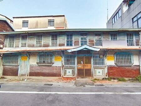 嘉義市張家百年老宅經調研具有「漢洋折衷式樣」,19日獲文資審議將公告為歷史建築。(廖素慧攝)