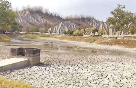 北高雄許久未降雨，月世界的滯洪池幾乎乾枯。（林瑞益攝）