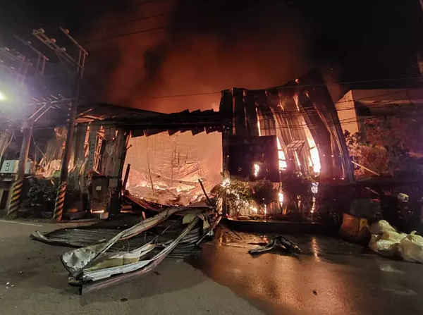 新北市樹林區西圳街二段一棟違章鐵皮工廠起火,新北消防人車趕抵灌救。記者曾伯愷/翻攝