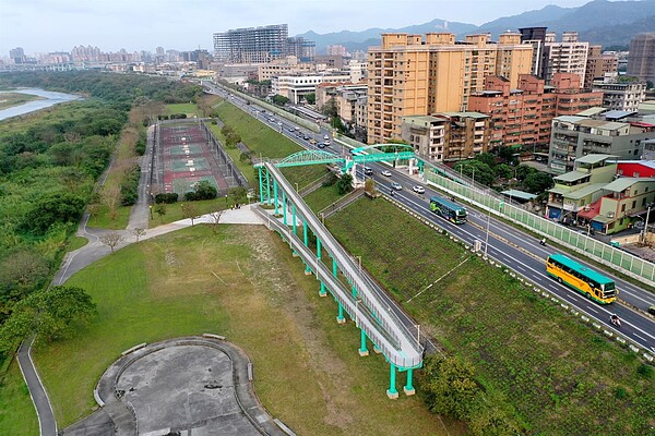 土城擺接堡陸橋無障礙坡道。圖/新北市高灘處提供