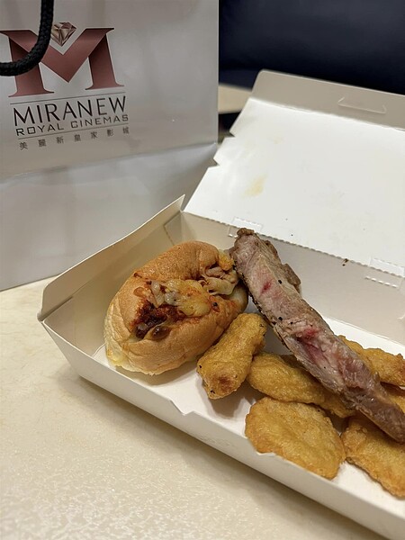 台北美麗新大直皇家影城傳出食安疑慮,有民眾日前去看電影,發現餐點豬排根本沒熟。圖/臉書「爆料公社(官方粉專專屬)」