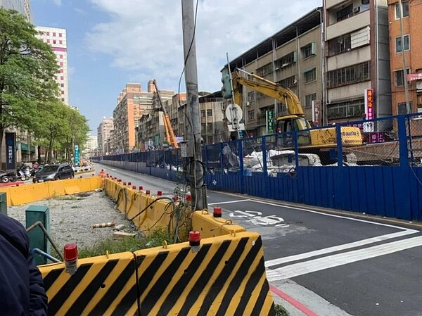 中和區連城路與中正路口因為施作捷運萬大中和線工程，路面設置圍籬，也壓縮行車空間。圖／陳錦錠辦公室提供
