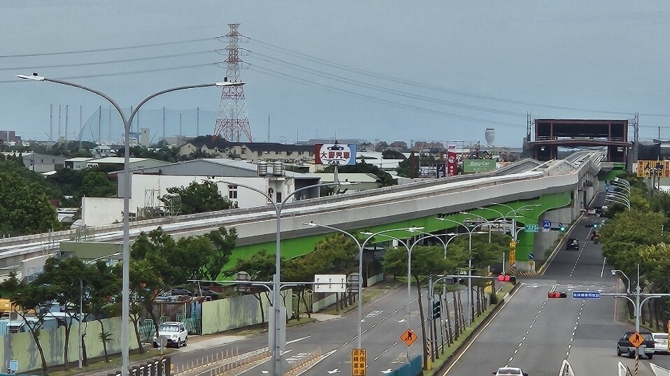 捷運綠線北段7站拚年底先通車，圖為往北已完工的高架段，遠處跨高架的建築為G13站站體。記者鄭國樑／攝影 