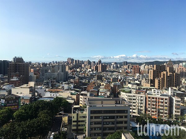 囤房稅2.0將於7月實施,關於非自用住宅稅率最高調到4.8%,桃園市地稅局表示將比照中央基準修訂。記者陳俊智/攝影