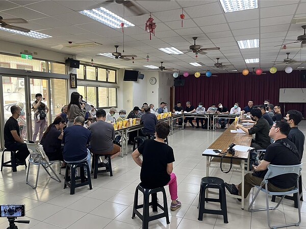 台南市北區北華街184巷房屋傾斜下陷案,建商19日召開說明會,除受災戶到場外,連附近其他住戶也來關心。(北區區公所提供/程炳璋台南傳真)