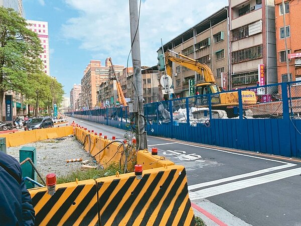 中和區連城路與中正路口因為施作捷運萬大中和線工程,路面設置圍籬,壓縮行車空間。圖/陳錦錠辦公室提供