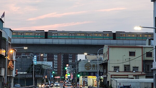 高捷RK1岡山車站試運轉，捷運列車從高架軌道進入中山南路後緊鄰民宅，巨大噪音讓居民抱怨。捷運局說，檢討噪音問題，考慮全路段裝隔音牆。記者王勇超／翻攝