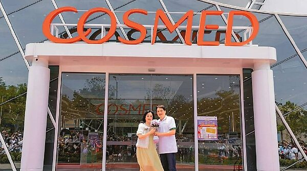 統一集團於台南開出新世代複合店，統一集團董事長羅智先（右）特別在開幕後獻花給一手設計規劃掌門人統一美麗事業董事長高秀玲（左）。圖／統一集團提供
