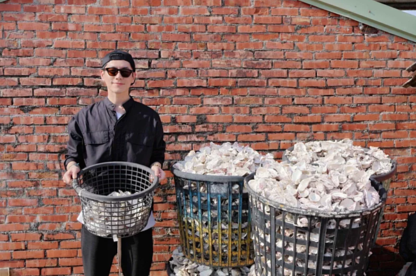 李程彬小時串蚵貼補家用。圖/東旭九翔娛樂提供