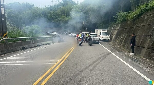 新北市三峽區台7乙線道路8公里處,今天下午2時發生機車與休旅車擦撞事故,機車起火燃燒,19歲黃姓騎士在火勢撲滅之後已無生命徵象,送醫急救無效。圖/記者林昭彰翻攝