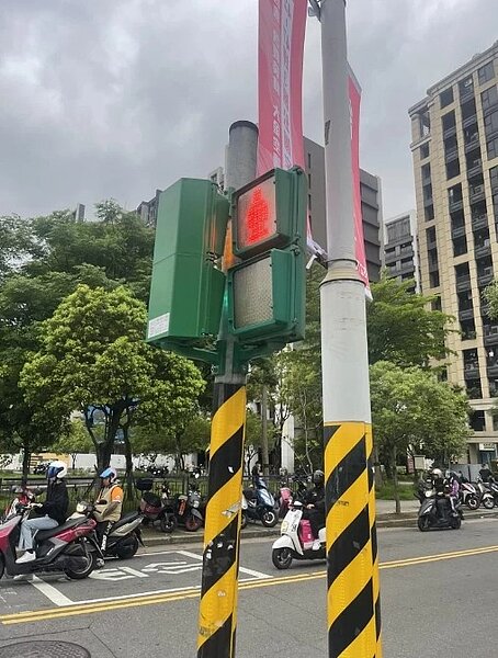 新北市土城長庚醫院前一處斑馬線的行人號誌卻翻轉180度,行人過路口根本無法觀看。圖/我是土城人|我愛土城區|Original臉書社團翻攝