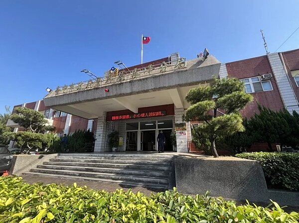 台中市劉姓市民陳屍一樓雨棚，警方查無他殺問題。圖／警方提供
