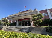 2F窗戶開著…她一看獨居父陳屍一樓雨棚急求助　警查可能失足掉落