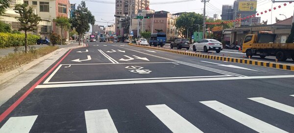 市民大道十甲路到環中東路路段標線完成改善，2車道可右轉。圖／台中市府提供