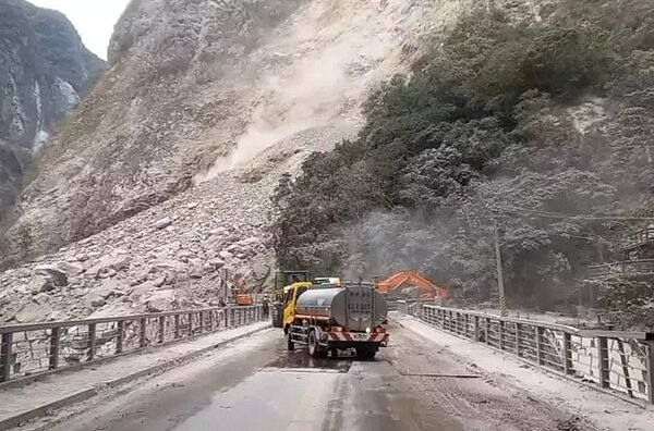 台8線174.1公里流芳橋路段大規模坍方、道路中斷,初估土方有8千立方公尺,搶修團隊於災點兩端同步搶修,預計明天下午5時搶通。圖/民眾提供