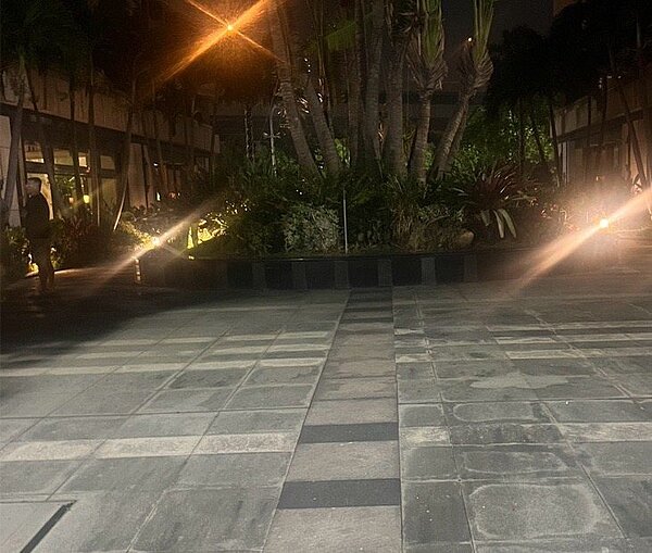 新北市五股洲子洋重劃區凌晨連續傳出2次爆炸聲，警方和消防隊在某社區前方發現疑似煙火殘骸，員警調閱監視器鎖定涉案車輛，稍早已通知嫌疑人到案說明。記者林昭彰／翻攝