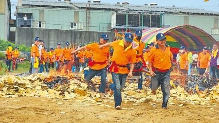 
桃園市竹圍福海宮每年農曆3月8日輔信王公誕辰舉辦的「飛輦轎、過金火」活動被公告登錄為民俗無形文化資產。（姜霏攝）
