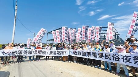 
反對養雞場的台南市東山區吉貝耍居民，21日頭綁「抗議」布條前往養雞場預定地，揚言將誓死抗爭到底。（張毓翎攝）
