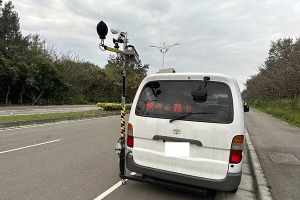 竹市環保局宣布推動升級版靜城專案2.0,以「主動強力稽查加重處分」、「全國首創車載式六合一智慧監測科技執法」(圖)、「提供改裝排氣管免費認證」三箭齊發。圖/竹市府提供