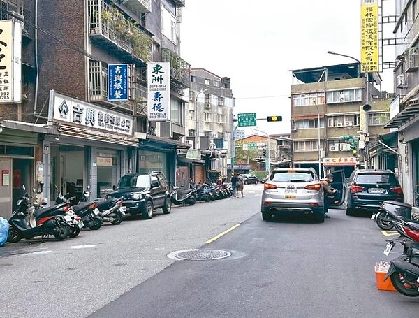 北市臥龍街188巷有許多殯葬業者,居民飽受噪音、交通問題困擾。圖/記者洪子凱攝影