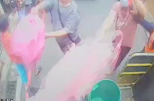 新北市70多歲張姓男子於去年10月不滿倒大袋垃圾被阻擋,涉動手推擠拉扯清潔隊員挨告,新北地院日前依妨害公務執行罪,判處判拘役30日,得易科罰金3萬元。圖/記者王長鼎翻攝