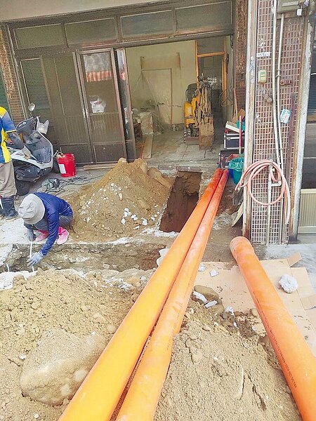 老舊透天建物無論後巷或前巷接管，皆需進入家戶開挖，且需自付大額施工費用，造成民怨沸騰。圖／台中市議員張玉嬿提供

